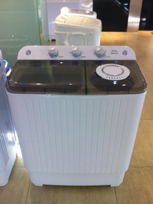 Chine Arrosez la double machine à laver de baquet de ménage efficace du bien mobilier 7.8kg avec la couverture en plastique blanche fournisseur